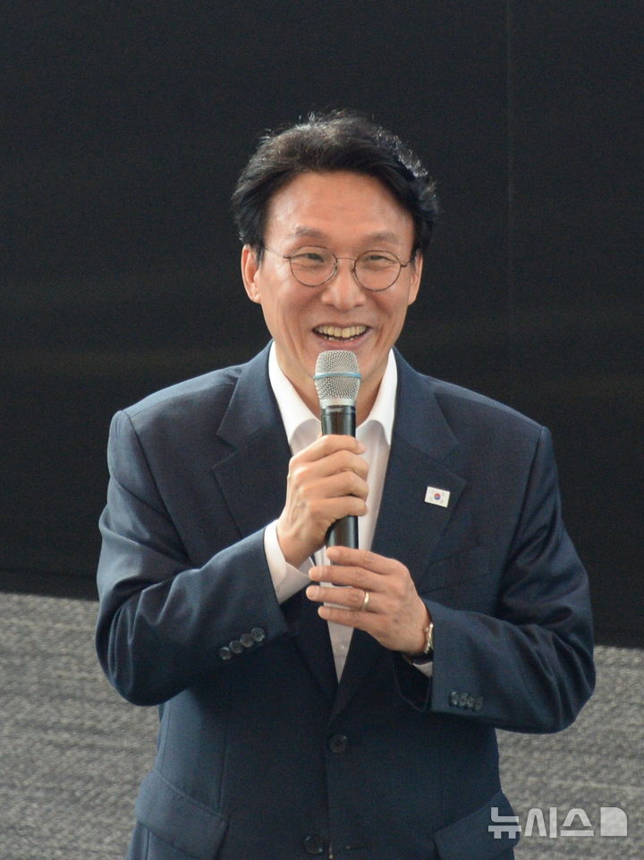 [정읍=뉴시스] 김얼 기자 = 김민석 국무총리가 25일 전북 정읍시 아우름캠퍼스에서 열린 더불어민주당 전북특별자치도당 당선인 워크숍에 참석해 축사를 하고 있다. 2026.06.25. pmkeul@newsis.com