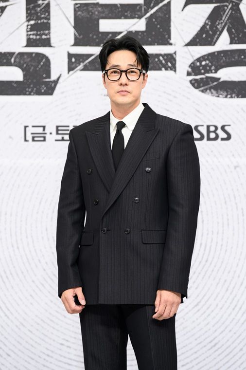 [서울=뉴시스] 배우 소지섭이 25일 서울 양천구 SBS홀에서 열린 새 금토드라마 '김부장' 제작발표회에서 포즈를 취하고 있다. (사진=SBS 제공) 2025.06.25. photo@newsis.com *재판매 및 DB 금지