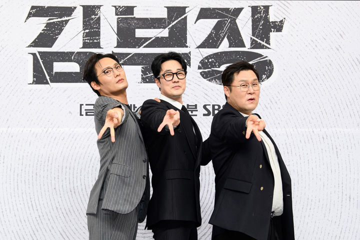 [서울=뉴시스] 배우 소지섭, 최대훈, 윤경호가 25일 서울 양천구 SBS홀에서 열린 새 금토드라마 '김부장' 제작발표회에서 포즈를 취하고 있다. (사진=SBS 제공) 2025.06.25. photo@newsis.com *재판매 및 DB 금지