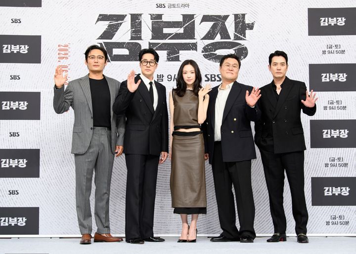[서울=뉴시스] 배우 소지섭, 최대훈, 윤경호, 주상욱, 손나은이 25일 서울 양천구 SBS홀에서 열린 새 금토드라마 '김부장' 제작발표회에서 포즈를 취하고 있다. (사진=SBS 제공) 2025.06.25. photo@newsis.com *재판매 및 DB 금지