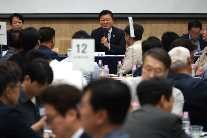 [청주=뉴시스] 신용한 충북지사 당선인이 25일 충북도의회 다목적 강당에서 '도민과 함께하는 정책 타운홀 미팅'을 하고 있다. (사진=충북지사직 인수위원회 제공) 2026.06.25. photo@newsis.com *재판매 및 DB 금지