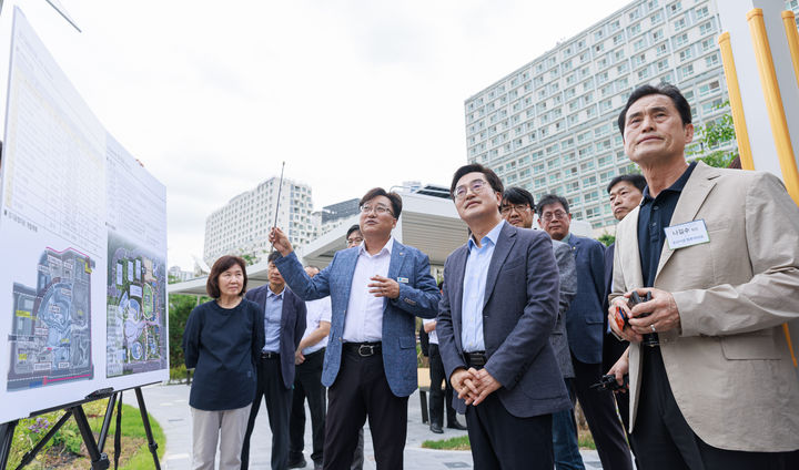 [수원=뉴시스] 김동연 경기도지사가 25일 경기융합타운 내 경기정원 현장을 찾아 준비 상황 등을 점검하고 있다. (사진=경기도 제공) 2026.06.25. photo@newsis.com *재판매 및 DB 금지