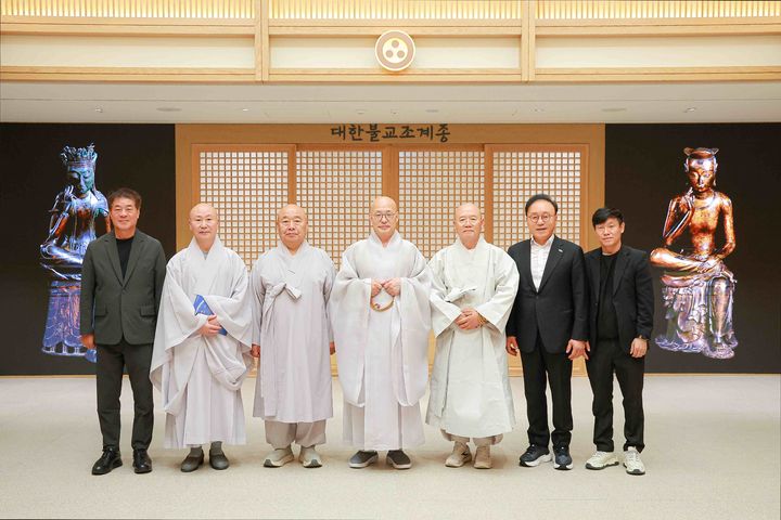 [여수=뉴시스] 여수섬박람회 조직위원회 박수관 위원장이 대한불교 조계종 총무원장 진우 스님을 예방하고 협력방안을 논의한 뒤 사진 촬영하고 있다. (사진=조직위 제공) 2026.06.25. photo@newsis.com *재판매 및 DB 금지