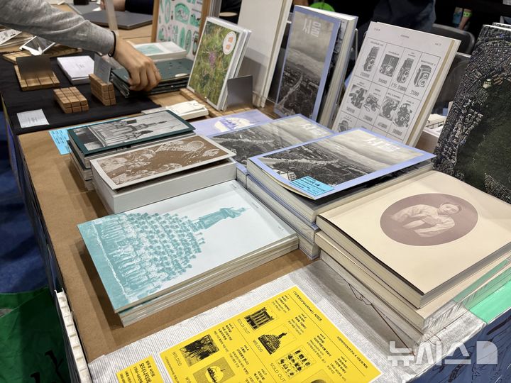 [서울=뉴시스] 한이재 기자 = 25일 책마을에 마련된 디자인 스튜디오 겸 독립출판사 '디 오브젝트'(B453)의 부스가 보이고 있다. 2026.06.25. nowone@newsis.com