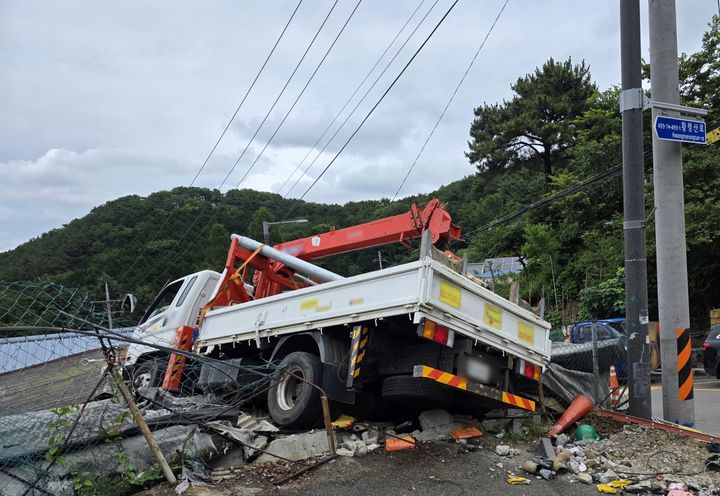 [부산=뉴시스] 25일 오전 부산의 한 내리막길에서 통신케이블 공사 차량이 작업 중이던 인부들을 들이받아 5명이 다쳤다. (사진=부산경찰청 제공) 2026.06.25. photo@newsis.com *재판매 및 DB 금지