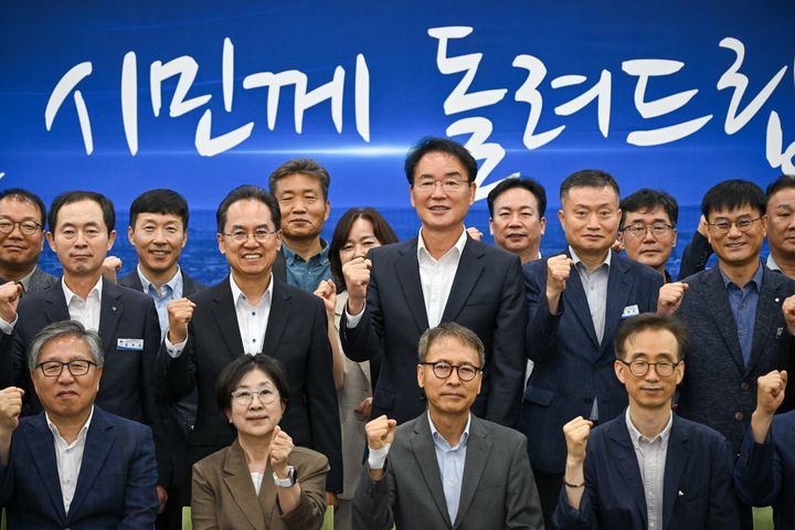 [영주=뉴시스] 황병직 영주시장 당선인이 영주시장직 인수위원들 및 공무원들과 기념사진을 찍고 있다. (사진=인수위 제공) 2026.06.25. photo@newsis.com *재판매 및 DB 금지