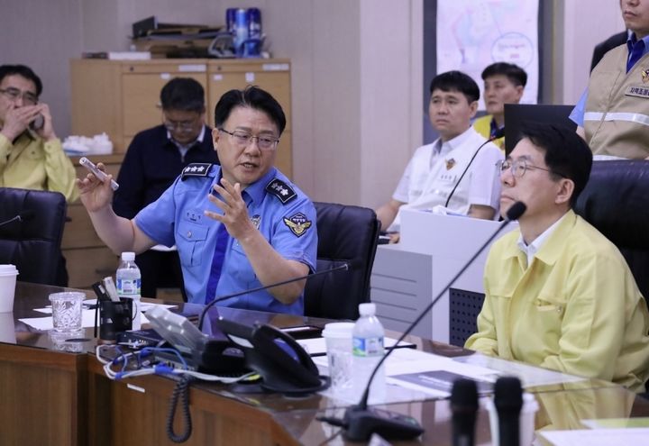 [울산=뉴시스] 25일 오전 부산 기장군 대변항 남동방 23해리(약 42.6㎞) 해상에서 79t 어선이 침몰한 사고와 관련 황종우 해수부 장관이 보고를 받고 있다. (사진=울산해경 제공) 2026.06.25. photo@newsis.com *재판매 및 DB 금지