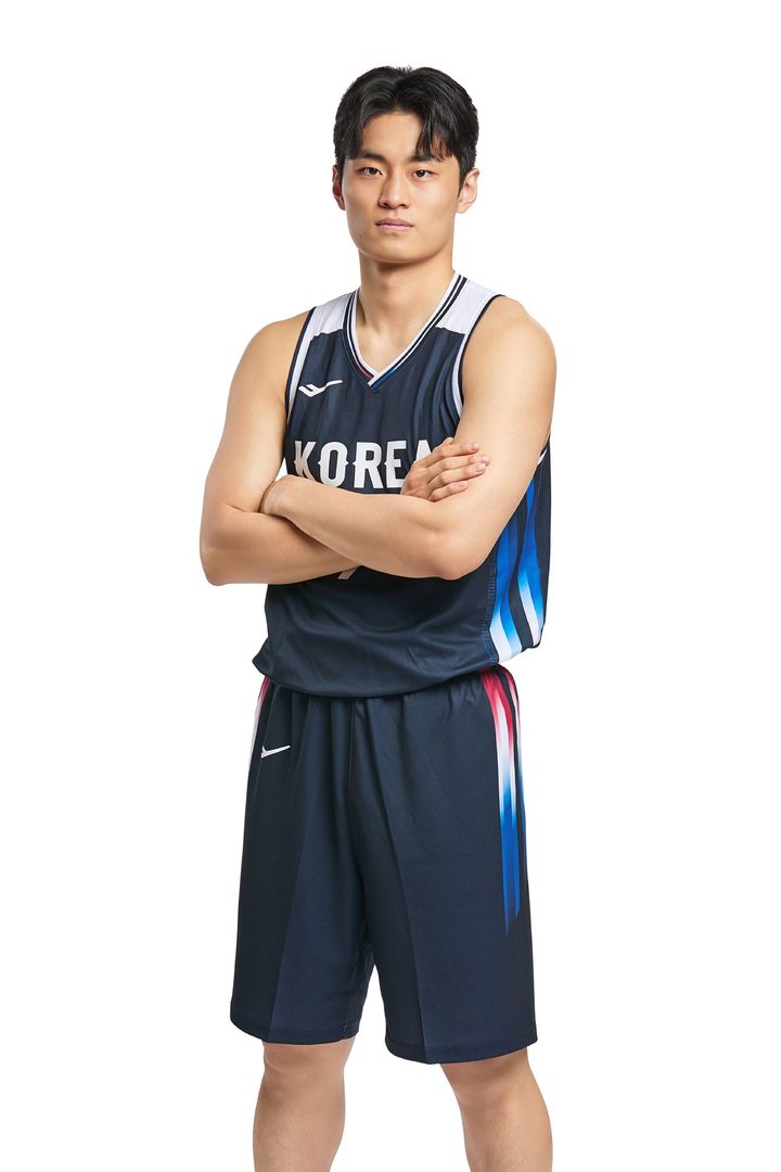 [서울=뉴시스] 남자 농구 대표팀 새 유니폼을 입은 유기상. (사진=대한민국농구협회 제공) 2026.06.25. photo@newsis.com *재판매 및 DB 금지