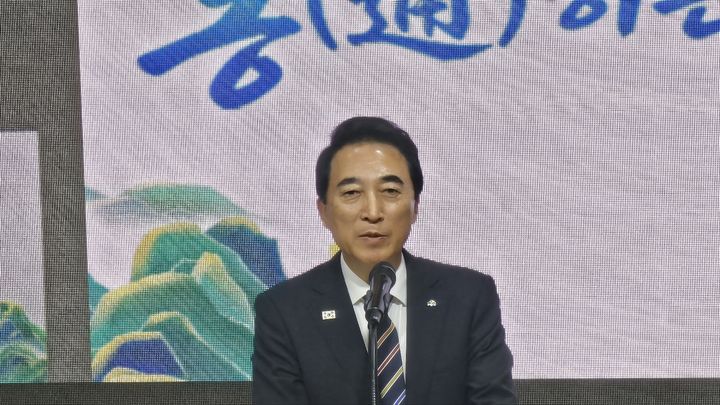 [홍성=뉴시스] 김덕진 기자=박수현 충남도지사 당선인이 25일 타운홀 미팅 마지막 일정으로 내포신도시 충남도서관을 찾아 도민과 소통 전 인사말을 하고 있다. 2026.06.25. spark@newsis.com *재판매 및 DB 금지