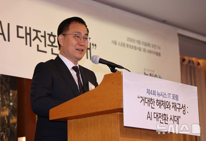 [서울=뉴시스] 김금보 기자 = 최형두 22대 국회 전반기 과학기술정보방송통신위원회 국민의힘 간사가 25일 오전 서울 중구 롯데호텔서울에서 열린 '제4회 뉴시스 IT 포럼, 거대한 해체와 재구성：AI 대전환시대'에서 축사를 하고 있다. 2026.06.25. kgb@newsis.com