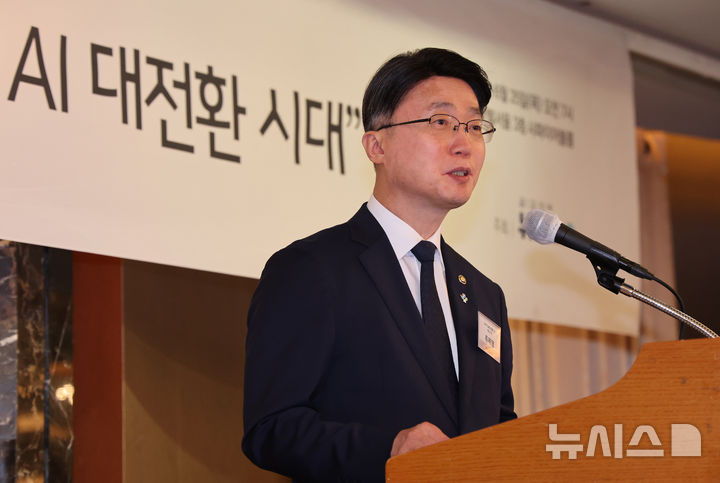 [서울=뉴시스] 김금보 기자 = 류제명 과학기술정보통신부 2차관이 25일 오전 서울 중구 롯데호텔서울에서 열린 '제4회 뉴시스 IT 포럼, 거대한 해체와 재구성：AI 대전환시대'에서 축사를 하고 있다. 2026.06.25. kgb@newsis.com