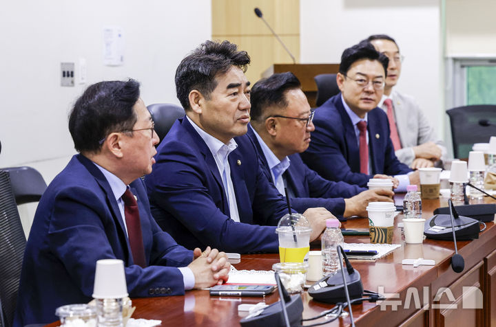 [서울=뉴시스] 정병혁 기자 = 이성권 국민의힘 의원을 비롯한 소속 의원들이 25일 서울 여의도 국회 의원회관에서 대안과 미래 조찬 모임을 하고 있다. 2026.06.25. jhope@newsis.com