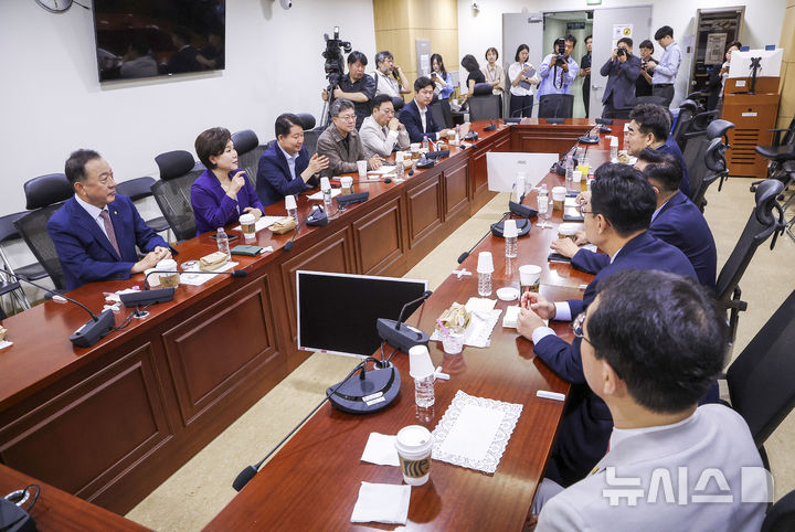 [서울=뉴시스] 정병혁 기자 = 이성권 국민의힘 의원을 비롯한 소속 의원들이 25일 서울 여의도 국회 의원회관에서 대안과 미래 조찬 모임을 하고 있다. 2026.06.25. jhope@newsis.com