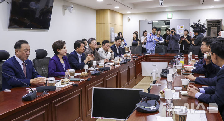 [서울=뉴시스] 정병혁 기자 = 이성권 국민의힘 의원을 비롯한 소속 의원들이 25일 서울 여의도 국회 의원회관에서 대안과 미래 조찬 모임을 하고 있다. 2026.06.25. jhope@newsis.com