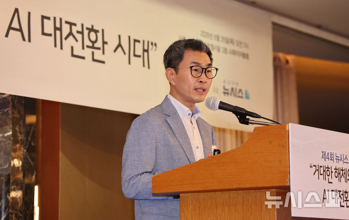 [서울=뉴시스] 김금보 기자 = 최경진 가천대학교 교수 겸 한국인공지능법학회장이 25일 오전 서울 중구 롯데호텔서울에서 열린 '제4회 뉴시스 IT 포럼, 거대한 해체와 재구성：AI 대전환시대'에서 'K-AI 이니셔티브 전략을 위한 전제조건'을 제목으로 초청강연을 하고 있다. 2026.06.25. kgb@newsis.com