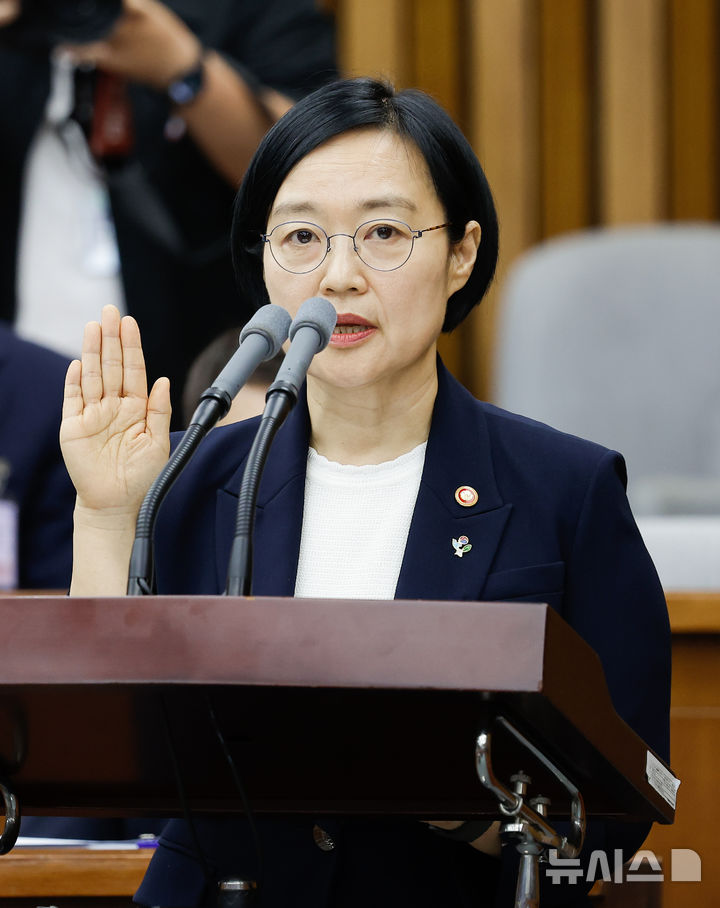 [서울=뉴시스] 정병혁 기자 = 한성숙 국무총리 후보자가 25일 서울 여의도 국회에서 열린 인사청문회에서 선서하고 있다. 2026.06.25. jhope@newsis.com