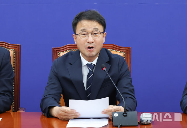[서울=뉴시스] 김근수 기자 = 한병도 더불어민주당 대표 권한대행 겸 원내대표가 25일 오전 서울 여의도 국회에서 열린 정책조정회의에서 모두발언을 하고 있다. 2026.06.25. ks@newsis.com