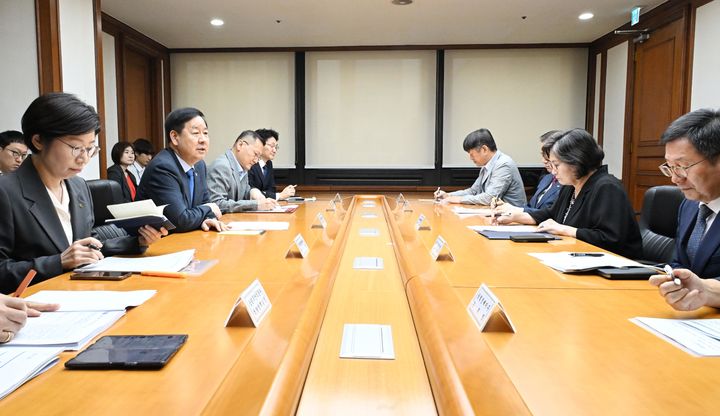 [서울=뉴시스] 구윤철 부총리 겸 재정경제부 장관이 25일 서울 영등포구 한국수출입은행에서 열린 물가 관계기관 간담회에서 발언하고 있다. (사진=재정경제부 제공) 2026.06.25. photo@newsis.com *재판매 및 DB 금지
