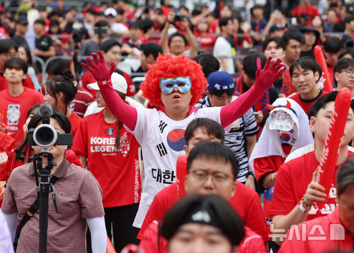 [서울=뉴시스] 이영환 기자 = 2026 북중미 월드컵 조별리그 A조 3차전 대한민국과 남아프리카공화국 경기를 앞둔 25일 오전 서울 종로구 광화문광장에서 시민들이 응원을 하고 있다. 2026.06.25. 20hwan@newsis.com