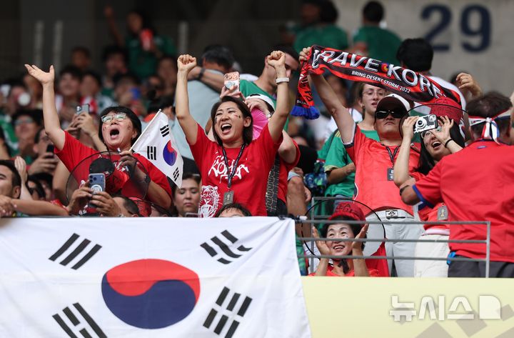 [과달루페(멕시코)=뉴시스] 전신 기자 = 24일(현지 시간) 멕시코 몬테레이 스타디움에서 열린 2026 북중미 월드컵 조별리그 A조 대한민국과 남아프리카공화국의 경기 시작에 앞서 축구 팬들이 응원하고 있다. 2026.06.25. photo1006@newsis.com