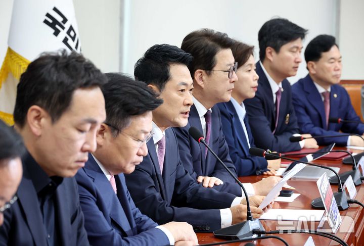 [서울=뉴시스] 조성봉 기자 = 장동혁 국민의힘 대표가 25일 오전 서울 여의도 국회에서 열린 최고위원회의에서 발언을 하고 있다. 2026.06.25. suncho21@newsis.com