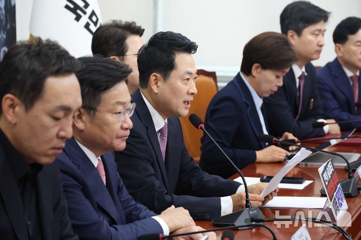[서울=뉴시스] 조성봉 기자 = 장동혁 국민의힘 대표가 25일 오전 서울 여의도 국회에서 열린 최고위원회의에서 발언을 하고 있다. 2026.06.25. suncho21@newsis.com