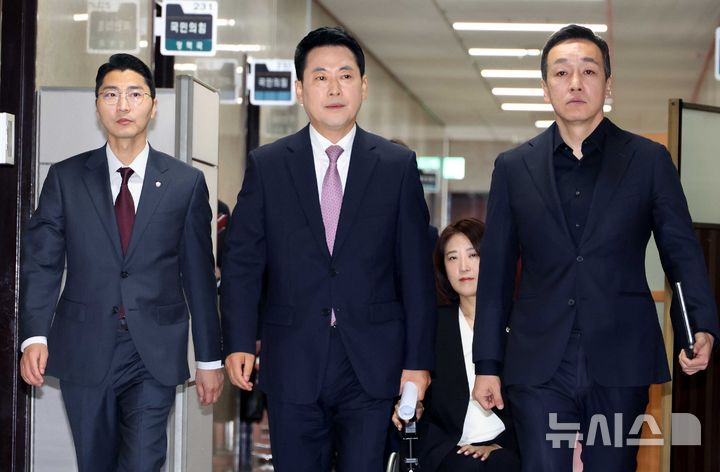 [서울=뉴시스] 조성봉 기자 = 장동혁 국민의힘 대표가 지난 6월25일 오전 서울 여의도 국회에서 열린 최고위원회의에 참석하고 있다. 왼쪽부터 박준태 당대표비서실장, 장 대표, 김민수 최고위원. 2026.06.25. suncho21@newsis.com