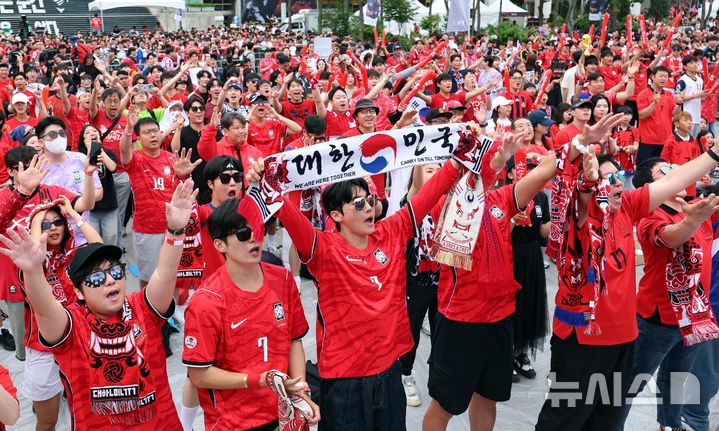 [서울=뉴시스] 이영환 기자 = 2026 북중미 월드컵 조별리그 A조 3차전 대한민국과 남아프리카공화국 경기를 앞둔 25일 오전 서울 종로구 광화문광장에서 시민들이 응원을 하고 있다. 2026.06.25. 20hwan@newsis.com