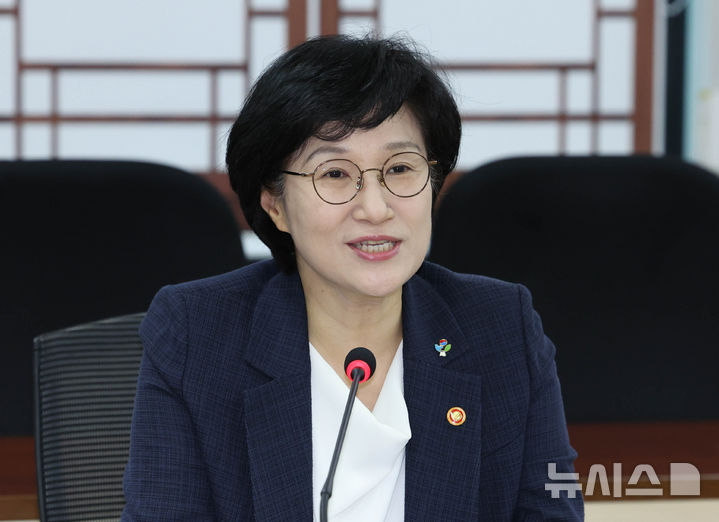 [서울=뉴시스] 조수정 기자 = 원민경 성평등가족부 장관이 지난 25일 오전 서울 종로구 정부서울청사에서 양성평등제1전문위원회 전체회의를 주재하고 있다. 2026.06.25. chocrystal@newsis.com