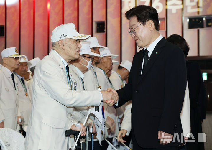 [수원=뉴시스] 고범준 기자 = 이재명 대통령이 25일 경기 수원컨벤션센터에서 열린 6·25전쟁 제76주년 기념식에서 참전 용사들과 인사하고 있다. (사진은 기사와 직접 관련 없습니다) 2026.06.25. bjko@newsis.com