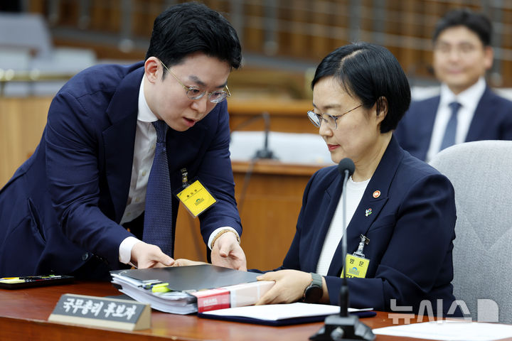 [서울=뉴시스] 김근수 기자 = 한성숙 국무총리 후보자가 25일 서울 여의도 국회에서 열린 인사청문회에서 자료를 받아 들고 있다. 2026.06.25. ks@newsis.com