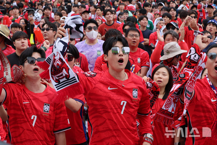 [서울=뉴시스] 이영환 기자 = 2026 북중미 월드컵 조별리그 A조 대한민국과 남아프리카공화국의 경기가 열린 25일 서울 종로구 광화문광장에서 시민들이 열띤 응원을 펼치고 있다. 2026.06.25. 20hwan@newsis.com