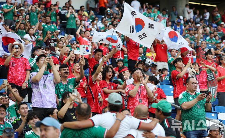 [과달루페(멕시코)=뉴시스] 김명년 기자 = 24일(현지 시간) 멕시코 몬테레이 스타디움에서 열린 2026 북중미 월드컵 조별리그 A조 대한민국과 남아프리카공화국의 경기에서 팬들이 응원하고 있다. 2026.06.25. kmn@newsis.com