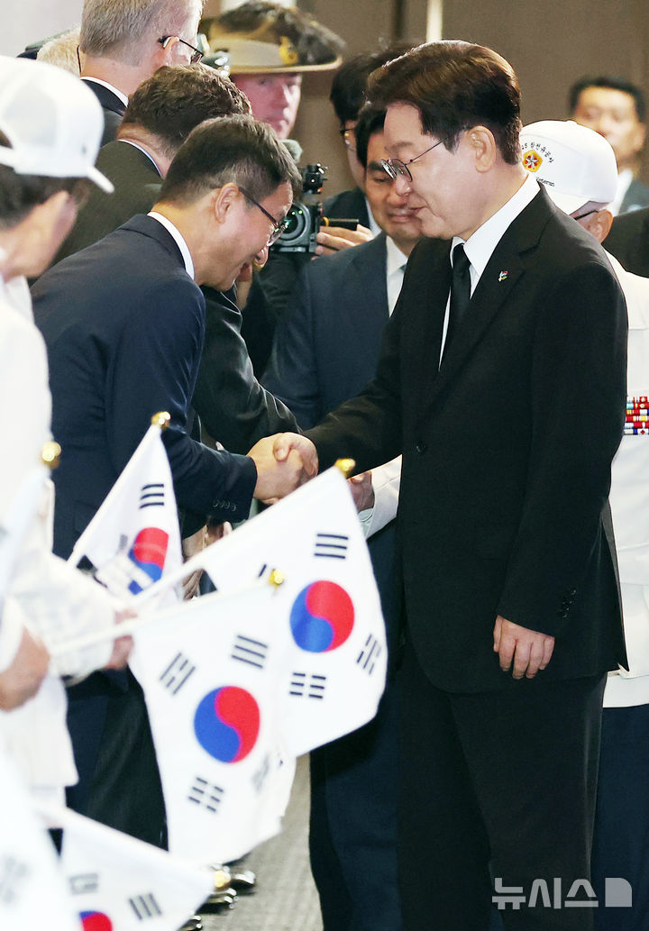 [수원=뉴시스] 고범준 기자 = 이재명 대통령이 25일 경기 수원컨벤션센터에서 열린 6·25전쟁 제76주년 기념식에 입장하며 한병도 더불어민주당 원내대표와 인사하고 있다. 2026.06.25. bjko@newsis.com
