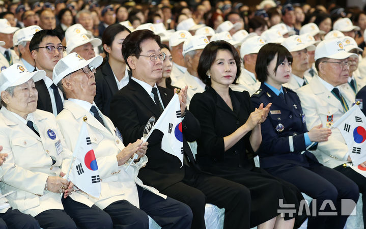 [수원=뉴시스] 고범준 기자 = 이재명 대통령과 김혜경 여사가 25일 경기 수원컨벤션센터에서 열린 6·25전쟁 제76주년 기념식에 참석해 있다. 2026.06.25. bjko@newsis.com