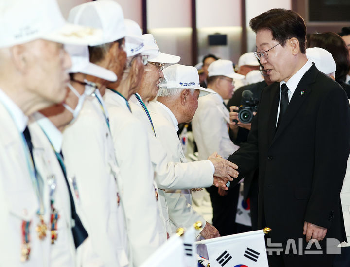 [수원=뉴시스] 고범준 기자 = 이재명 대통령이 25일 경기 수원컨벤션센터에서 열린 6·25전쟁 제76주년 기념식에서 참전 유공자와 인사하고 있다. 2026.06.25. bjko@newsis.com