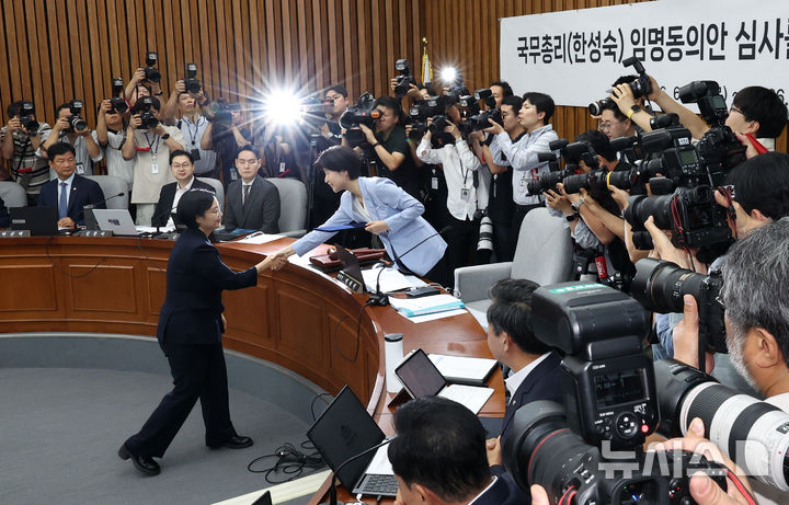[서울=뉴시스] 최진석 기자 = 한성숙 국무총리 후보자가 25일 여의도 국회에서 열린 인사청문회에서 백혜련 인사청문특위 위원장에게 선서문을 제출하고 있다. 2026.06.25. myjs@newsis.com