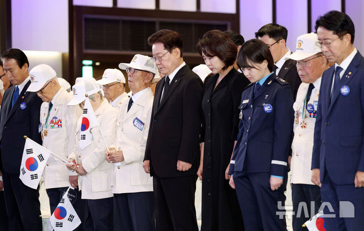 [수원=뉴시스] 고범준 기자 = 이재명 대통령과 김혜경 여사가 25일 경기 수원컨벤션센터에서 열린 6·25전쟁 제76주년 기념식에서 참석자들과 묵념을 하고 있다. 2026.06.25. bjko@newsis.com