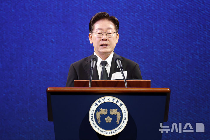 [수원=뉴시스] 고범준 기자 = 이재명 대통령이 25일 경기 수원컨벤션센터에서 열린 6·25전쟁 제76주년 기념식에서 기념사를 하고 있다. 2026.06.25. bjko@newsis.com