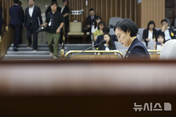 [서울=뉴시스] 김근수 기자 = 한성숙 국무총리 후보자가 25일 오전 서울 여의도 국회에서 열린 국무총리(한성숙) 임명동의에 관한 인사청문 특별위원회 전체회의에 참석해 자리에 앉아 있다. 2026.06.25. ks@newsis.com