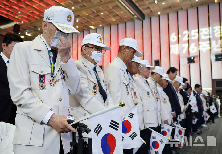 [수원=뉴시스] 고범준 기자 = 25일 경기 수원컨벤션센터에서 열린 6·25전쟁 제76주년 기념식에서 참전 유공자들이 묵념을 하고 있다. 2026.06.25. bjko@newsis.com