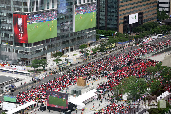 [서울=뉴시스] 조수정 기자 = 25일 오전 서울 종로구 광화문광장에서 시민들이 한국 축구대표팀 2026 북중미 월드컵 조별리그 3차전 남아공과의 경기, 거리응원을 하고 있다. 2026.06.25. chocrystal@newsis.com