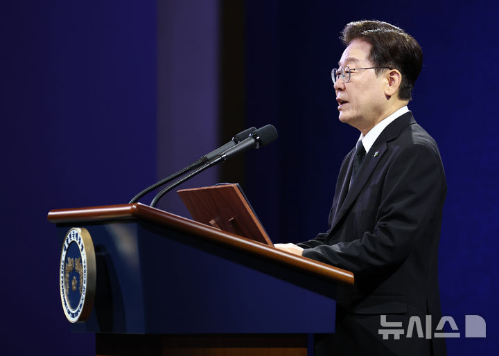 [수원=뉴시스] 고범준 기자 = 이재명 대통령이 25일 경기 수원컨벤션센터에서 열린 6·25전쟁 제76주년 기념식에서 기념사를 하고 있다. 2026.06.25. bjko@newsis.com
