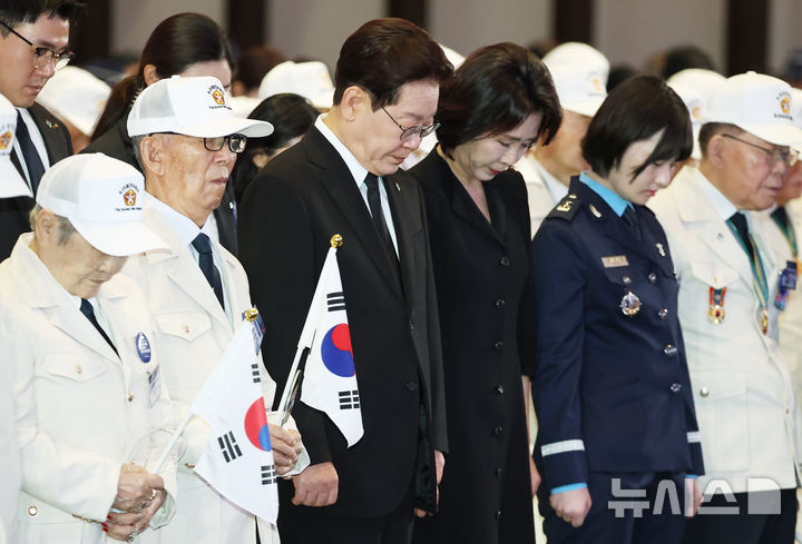 [수원=뉴시스] 고범준 기자 = 이재명 대통령과 김혜경 여사가 25일 경기 수원컨벤션센터에서 열린 6·25전쟁 제76주년 기념식에서 참석자들과 묵념을 하고 있다. 2026.06.25. bjko@newsis.com