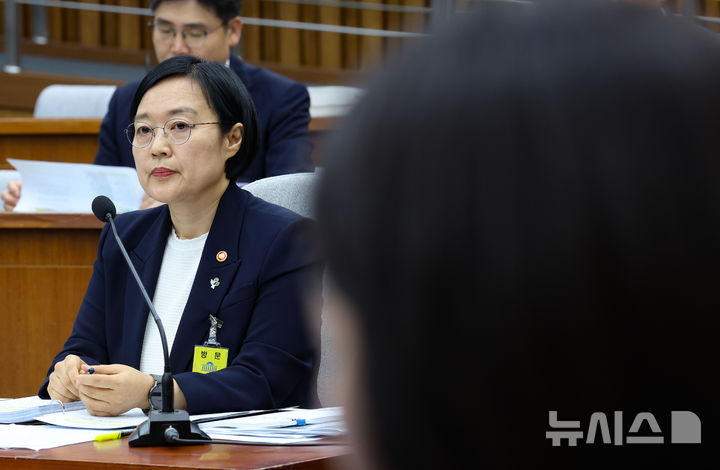 [서울=뉴시스] 김근수 기자 = 한성숙 국무총리 후보자가 25일 오전 서울 여의도 국회에서 열린 국무총리(한성숙) 임명동의에 관한 인사청문 특별위원회 전체회의에서 질의에 답하고 있다. 2026.06.25. ks@newsis.com