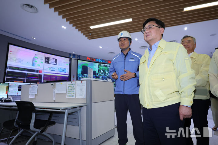 [서울=뉴시스] 황준선 기자 = 김성환 기후에너지환경부 장관이 25일 오전 서울 마포구 한국중부발전 서울발전본부에서 여름철 전력수급 대비 발전설비를 점검하고 있다. 2026.06.25. hwang@newsis.com