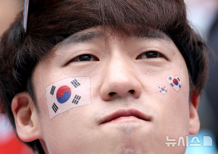 [대구=뉴시스] 이무열 기자 = 2026 북중미 월드컵 조별리그 A조 3차전 대한민국과 남아프리카공화국의 경기가 열린 25일 대구 북구 대구iM뱅크PARK에서 시민들이 응원전을 펼치고 있다. 2026.06.25. lmy@newsis.com