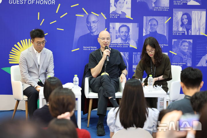 [서울=뉴시스] 김금보 기자 = 베르나르 베르베르(Bernard Werber) 작가가 25일 서울 강남구 코엑스에서 열린 ‘2026 서울국제도서전’에 마련된 프랑스 주빈관 부스에서 신간 ‘영혼의 왈츠‘ 관련 기자간담회를 하고 있다. 2026.06.25. kgb@newsis.com