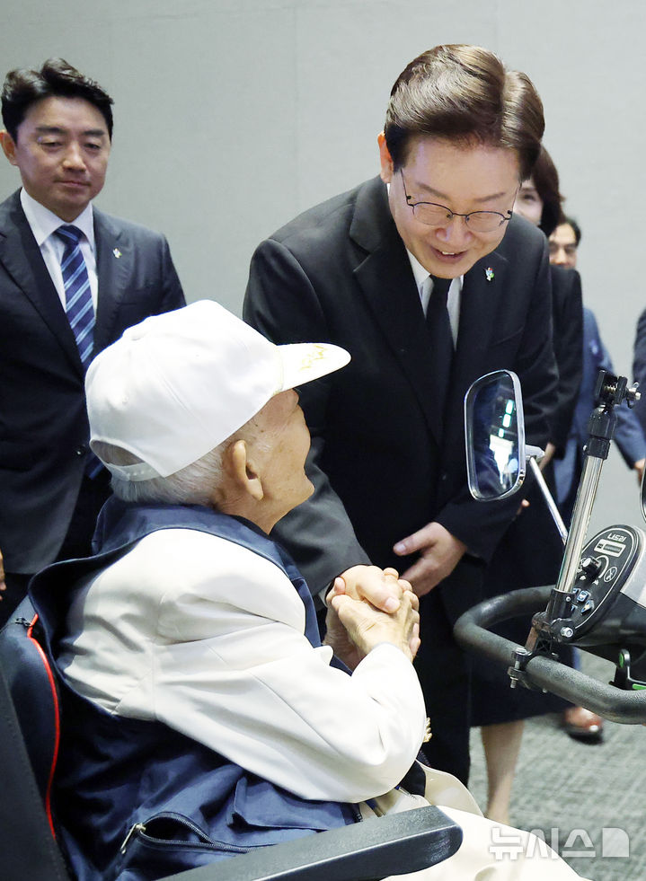 [수원=뉴시스] 고범준 기자 = 이재명 대통령이 25일 경기 수원컨벤션센터에서 열린 6·25전쟁 참전 유공자 위로연에서 참석자들과 인사하고 있다. 2026.06.25. bjko@newsis.com