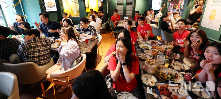 [서울=뉴시스] 박주성 기자 = 2026 북중미 월드컵 조별리그 A조 최종전 한국, 남아공전이 열리는 25일 서울 중구 BBQ치킨 을지로입구점에서 시민들이 대한민국을 응원하고 있다. 2026.06.25. park7691@newsis.com